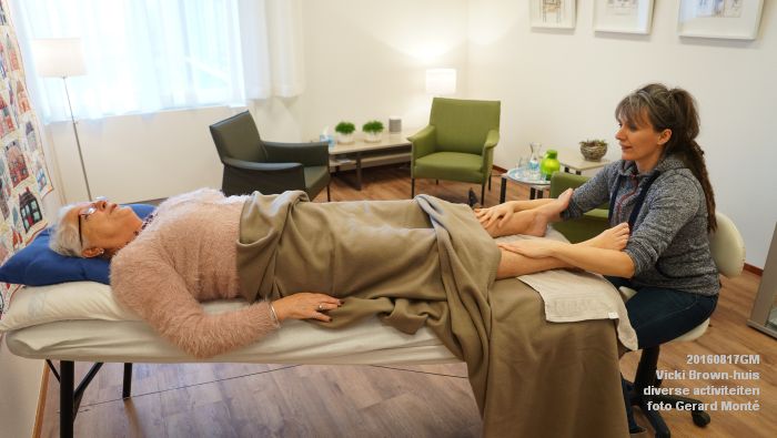 baDSC00550- Vicki Brown-huis - voetmassage - 6jan2016 -  foto Gerard MontE-  web