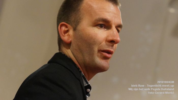 DSC07724-  Ruw - Tegenlicht meet-up over Wij zijn het volk Pegida in Duitsland - 4oktober2016 -  foto GerardMontE web