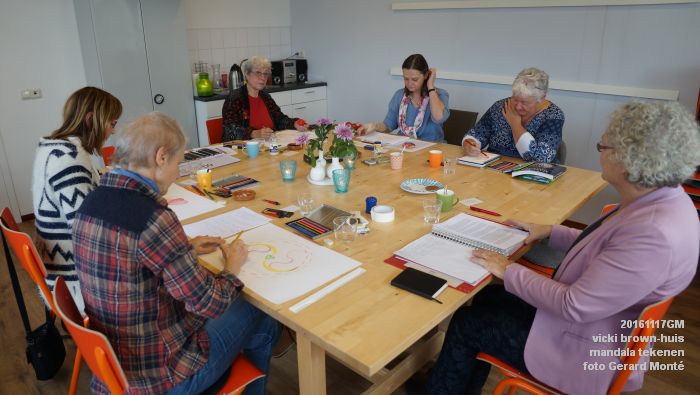 eDSC04882- vicki brown-huis - mandala tekenen - 17november2016 - foto GerardMontE web