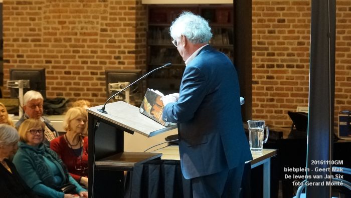 DSC04028- biebplein Geert Mak over De levens van Jan Six - 10november2016 - foto Gerard MontE web