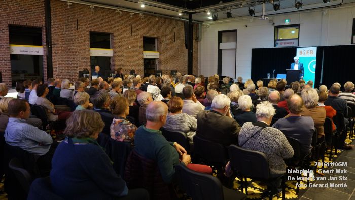 DSC04031- biebplein Geert Mak over De levens van Jan Six - 10november2016 - foto Gerard MontE web