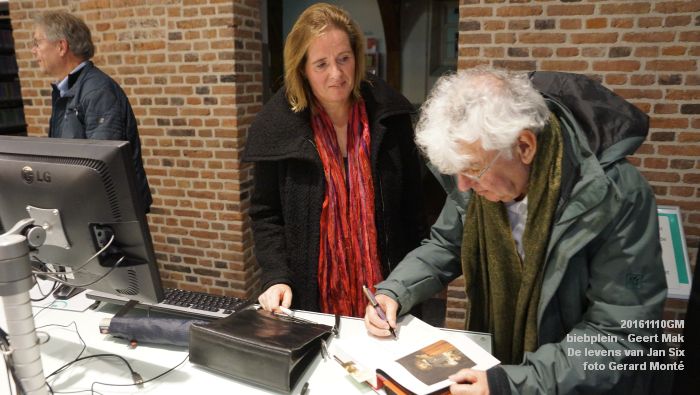 DSC04049- biebplein Geert Mak over De levens van Jan Six - 10november2016 - foto Gerard MontE web