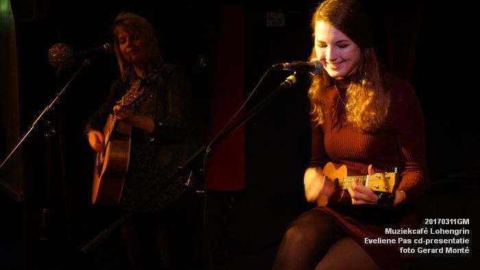 DSC08766- Muziekcafe Lohengrin - Eveliene Pas cd-presentatie - gitarist Dennis van der Sanden - 11maart2017 - foto GerardMontE  web