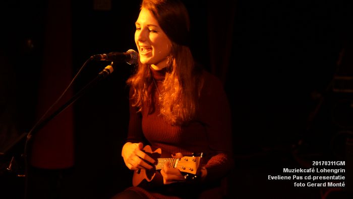 DSC08770- Muziekcafe Lohengrin - Eveliene Pas cd-presentatie - gitarist Dennis van der Sanden - 11maart2017 - foto GerardMontE  web