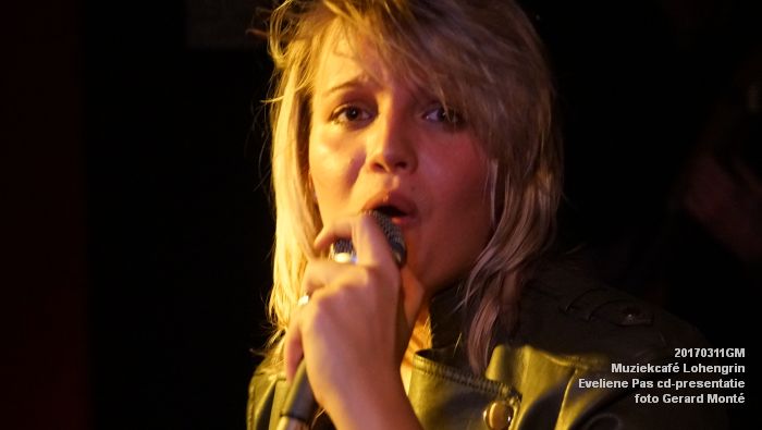 DSC08788- Muziekcafe Lohengrin - Eveliene Pas cd-presentatie - gitarist Dennis van der Sanden - 11maart2017 - foto GerardMontE  web