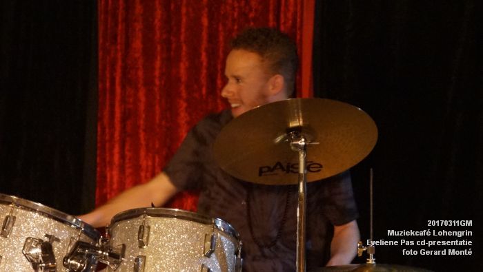 DSC08791- Muziekcafe Lohengrin - Eveliene Pas cd-presentatie - gitarist Dennis van der Sanden - 11maart2017 - foto GerardMontE  web
