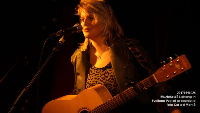 DSC08809- Muziekcafe Lohengrin - Eveliene Pas cd-presentatie - gitarist Dennis van der Sanden - 11maart2017 - foto GerardMontE  web