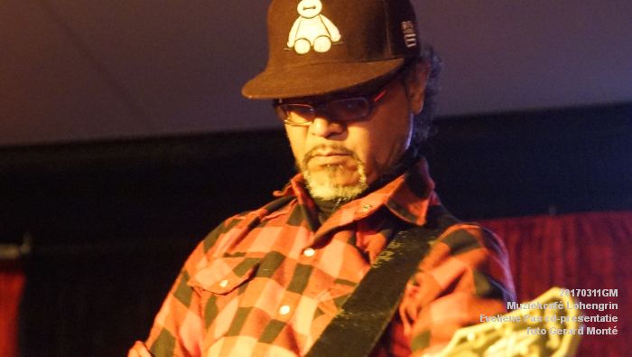 DSC08814- Muziekcafe Lohengrin - Eveliene Pas cd-presentatie - gitarist Dennis van der Sanden - 11maart2017 - foto GerardMontE  web