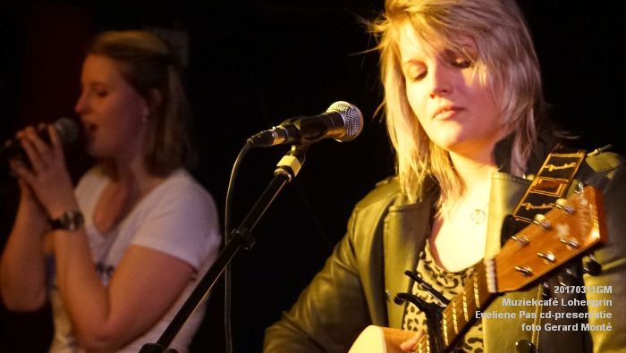DSC08837- Muziekcafe Lohengrin - Eveliene Pas cd-presentatie - gitarist Dennis van der Sanden - 11maart2017 - foto GerardMontE  web