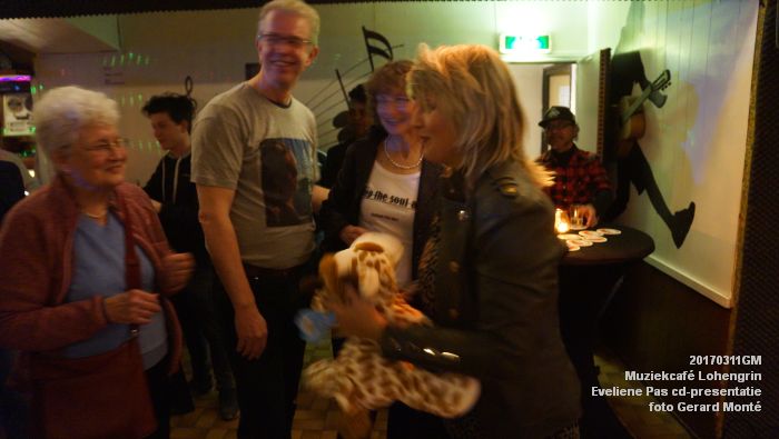 DSC08846- Muziekcafe Lohengrin - Eveliene Pas cd-presentatie - gitarist Dennis van der Sanden - 11maart2017 - foto GerardMontE  web