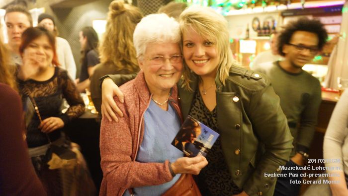 DSC08852- Muziekcafe Lohengrin - Eveliene Pas cd-presentatie - gitarist Dennis van der Sanden - 11maart2017 - foto GerardMontE  web
