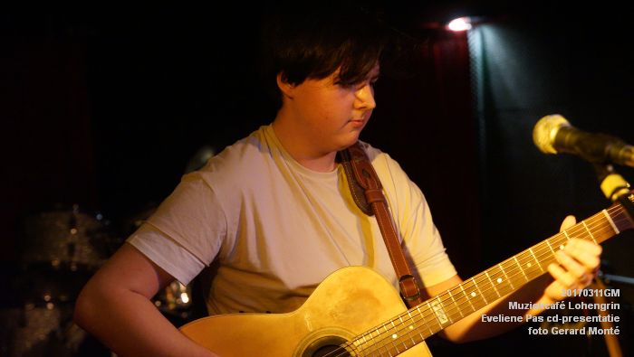 DSC08861- Muziekcafe Lohengrin - Eveliene Pas cd-presentatie - gitarist Dennis van der Sanden - 11maart2017 - foto GerardMontE  web