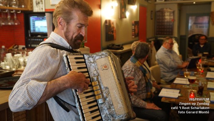 DSC06612- Zondagmiddag in Den Bosch - Zingen op zondag in cafe t Root Scharlaken - 7meil2017 - foto GerardMontE web