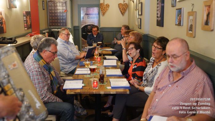 DSC06615- Zondagmiddag in Den Bosch - Zingen op zondag in cafe t Root Scharlaken - 7meil2017 - foto GerardMontE web