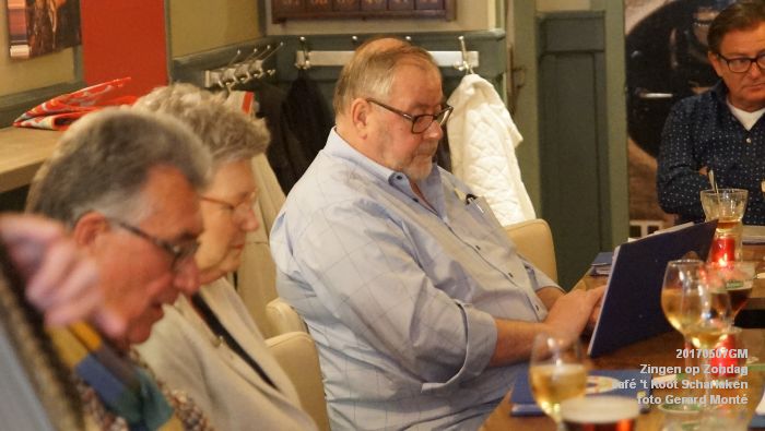DSC06619- Zondagmiddag in Den Bosch - Zingen op zondag in cafe t Root Scharlaken - 7meil2017 - foto GerardMontE web