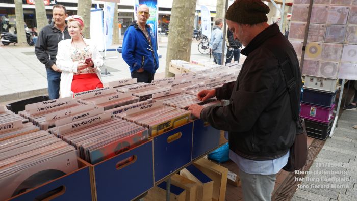 DSC06632- Zondagmiddag in Den Bosch - Kleine platenbeurs op het Burg Loeffplein - 7meil2017 - foto GerardMontE web
