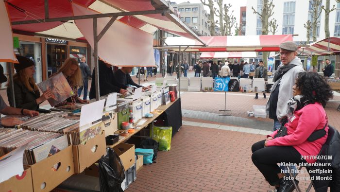 DSC06651- Zondagmiddag in Den Bosch - Kleine platenbeurs op het Burg Loeffplein - 7meil2017 - foto GerardMontE web