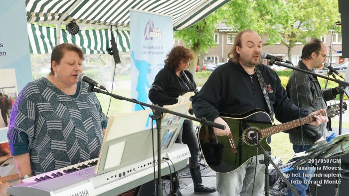 DSC06704- Zondagmiddag in Den Bosch - Taxandria Moves op het Taxandriaplein - 7meil2017 - foto GerardMontE web