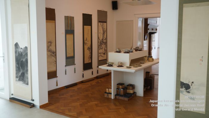 DSC00564- Oranda Jin - keramiek en tekeningen van Japanse schilders - in galerie Jan van Hoof - 30juli2017 - foto GerardMontE web