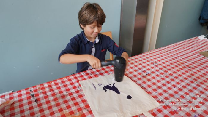DSC03870- GRAFISCH ATELIER DEN BOSCH workshop zeefdrukken op textiel voor kinderen - 22oktober2017 - foto GerardMontE web