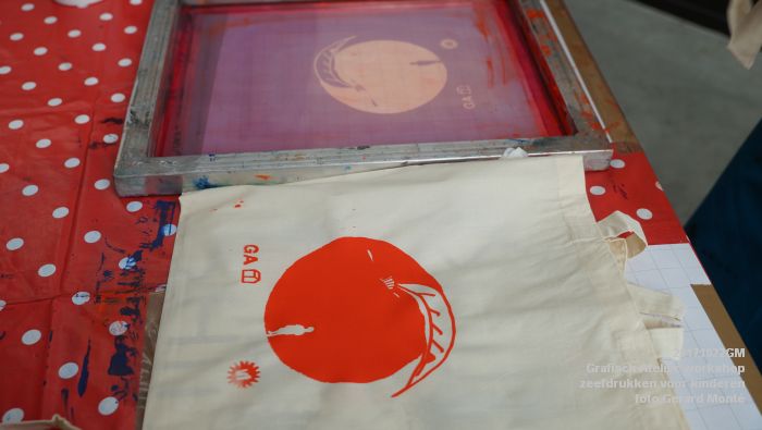DSC03883- GRAFISCH ATELIER DEN BOSCH workshop zeefdrukken op textiel voor kinderen - 22oktober2017 - foto GerardMontE web