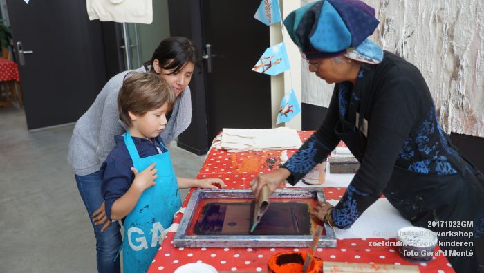 DSC03891- GRAFISCH ATELIER DEN BOSCH workshop zeefdrukken op textiel voor kinderen - 22oktober2017 - foto GerardMontE web