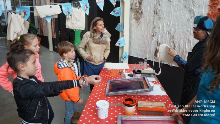 DSC03897- GRAFISCH ATELIER DEN BOSCH workshop zeefdrukken op textiel voor kinderen - 22oktober2017 - foto GerardMontE web