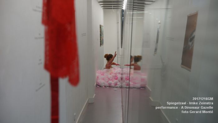 eDSC01551- Spiegelzaal - Imke Zeinstra - A Dinosaur Gazelle performance - 16dec2017 - foto GerardMontE web