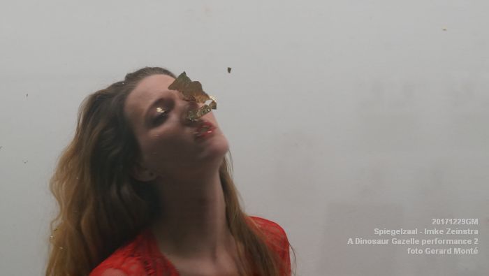 fDSC00896- Spiegelzaal - Imke Zeinstra - A Dinosaur Gazelle performance2 - 29dec2017 - foto GerardMontE web
