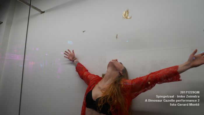 fDSC00919- Spiegelzaal - Imke Zeinstra - A Dinosaur Gazelle performance2 - 29dec2017 - foto GerardMontE web