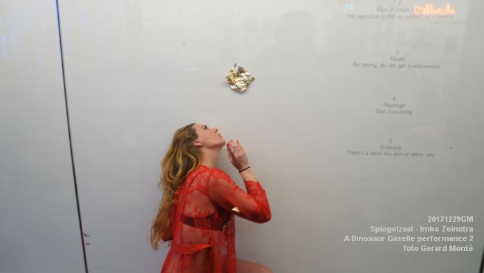 fDSC00920- Spiegelzaal - Imke Zeinstra - A Dinosaur Gazelle performance2 - 29dec2017 - foto GerardMontE web