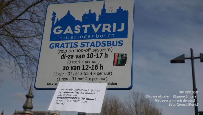 DSC01478-eDSC01576- Blauwe stoelen voor de Blauwe Engelen - Met een glimlach de stad in - Stationsplein - 30maart2018 - foto GerardMontE web