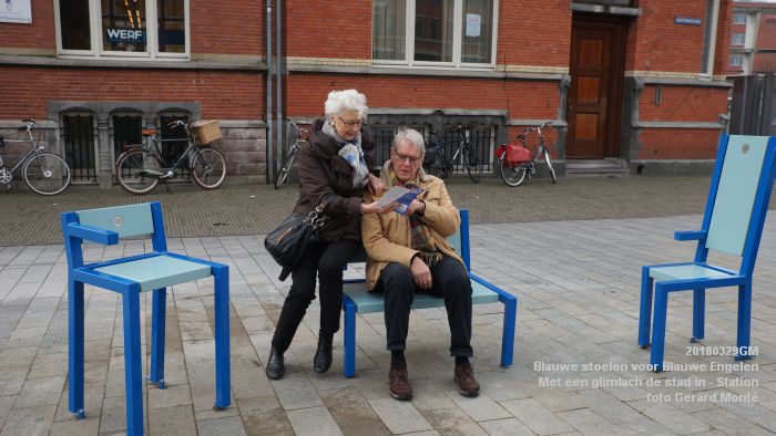 DSC01508- Blauwe stoelen voor de Blauwe Engelen - Met een glimlach de stad in - Stationsplein - 29maart2018 - foto GerardMontE web