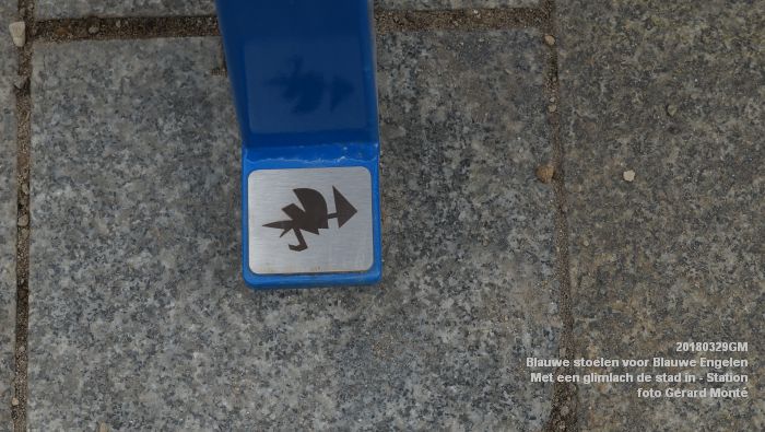 DSC01516- Blauwe stoelen voor de Blauwe Engelen - Met een glimlach de stad in - Stationsplein - 29maart2018 - foto GerardMontE web
