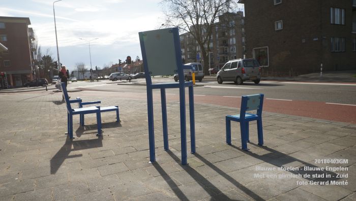 fDSC01849- Blauwe stoelen voor de Blauwe Engelen - Met een glimlach de stad in - Zuid - 3apr2018 - foto GerardMontE web