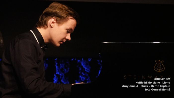 DSC04954- Koffie bij de piano - Amy Jane en Tobias Alberts - Martin Kaptein - 1apr2018 - foto GerardMontE web