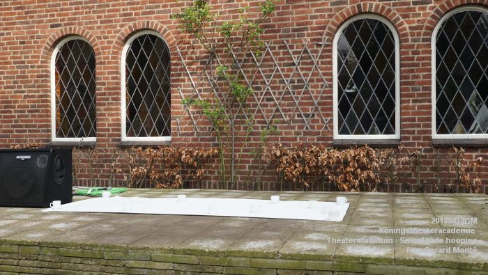DSC03526- Koningstheateracademie Theaterstadstuin - Smeulende hoopjes - 14apr2018 - foto GerardMontE web
