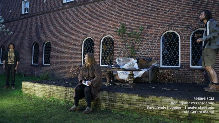 eDSC03715- Koningstheateracademie Theaterstadstuin - Smeulende hoopjes - 15apr2018 - foto GerardMontE web