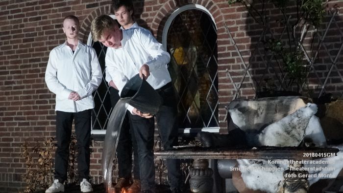 eDSC03731- Koningstheateracademie Theaterstadstuin - Smeulende hoopjes - 15apr2018 - foto GerardMontE web