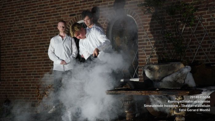 eDSC03735- Koningstheateracademie Theaterstadstuin - Smeulende hoopjes - 15apr2018 - foto GerardMontE web