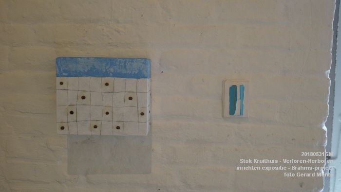 DSC09695 - Stok Kruithuis - inrichten expositie Verloren-Herboren - onderdeel van het Brahms-project - 31mei2018 -  foto GerardMontE web