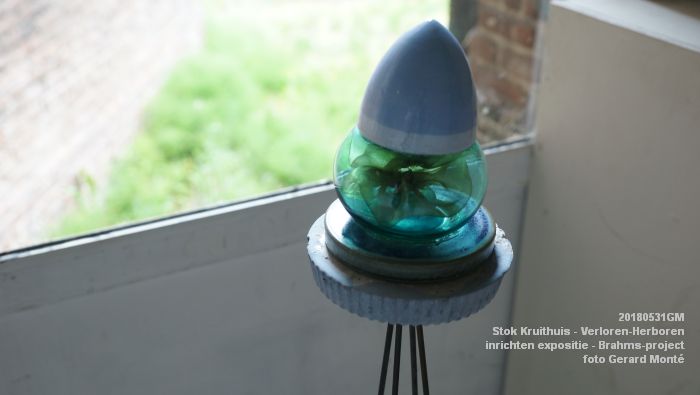 DSC09704 - Stok Kruithuis - inrichten expositie Verloren-Herboren - onderdeel van het Brahms-project - 31mei2018 -  foto GerardMontE web