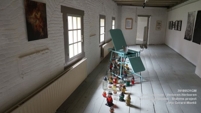 DSC09706 - Stok Kruithuis - inrichten expositie Verloren-Herboren - onderdeel van het Brahms-project - 31mei2018 -  foto GerardMontE web