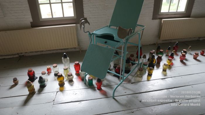 DSC09707 - Stok Kruithuis - inrichten expositie Verloren-Herboren - onderdeel van het Brahms-project - 31mei2018 -  foto GerardMontE web