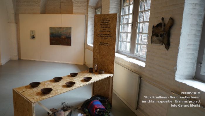 DSC09719 - Stok Kruithuis - inrichten expositie Verloren-Herboren - onderdeel van het Brahms-project - 31mei2018 -  foto GerardMontE web