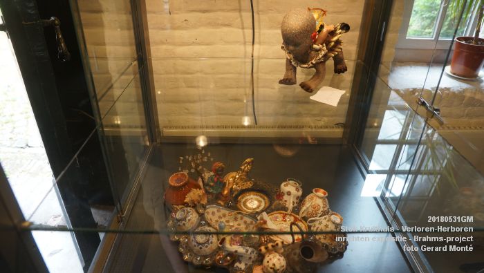 DSC09722 - Stok Kruithuis - inrichten expositie Verloren-Herboren - onderdeel van het Brahms-project - 31mei2018 -  foto GerardMontE web