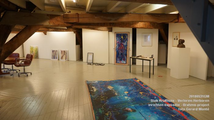 DSC09735 - Stok Kruithuis - inrichten expositie Verloren-Herboren - onderdeel van het Brahms-project - 31mei2018 -  foto GerardMontE web