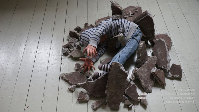 DSC09742 - Stok Kruithuis - inrichten expositie Verloren-Herboren - onderdeel van het Brahms-project - 31mei2018 -  foto GerardMontE web