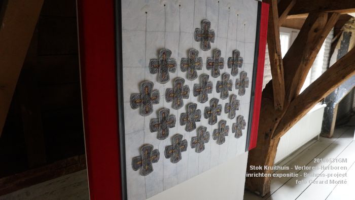 DSC09744 - Stok Kruithuis - inrichten expositie Verloren-Herboren - onderdeel van het Brahms-project - 31mei2018 -  foto GerardMontE web