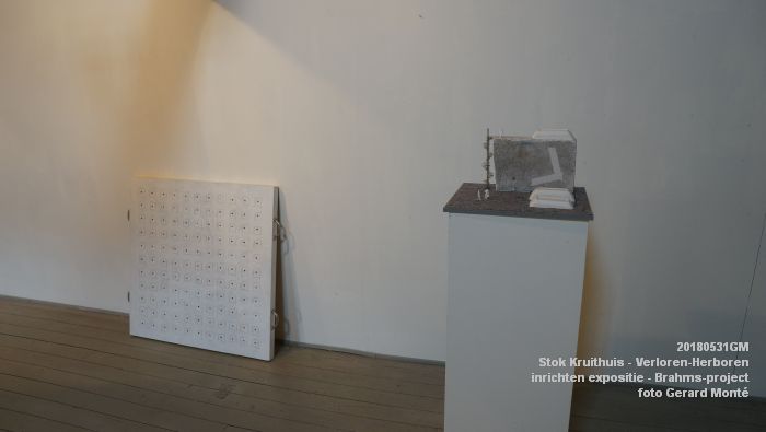 DSC09750 - Stok Kruithuis - inrichten expositie Verloren-Herboren - onderdeel van het Brahms-project - 31mei2018 -  foto GerardMontE web